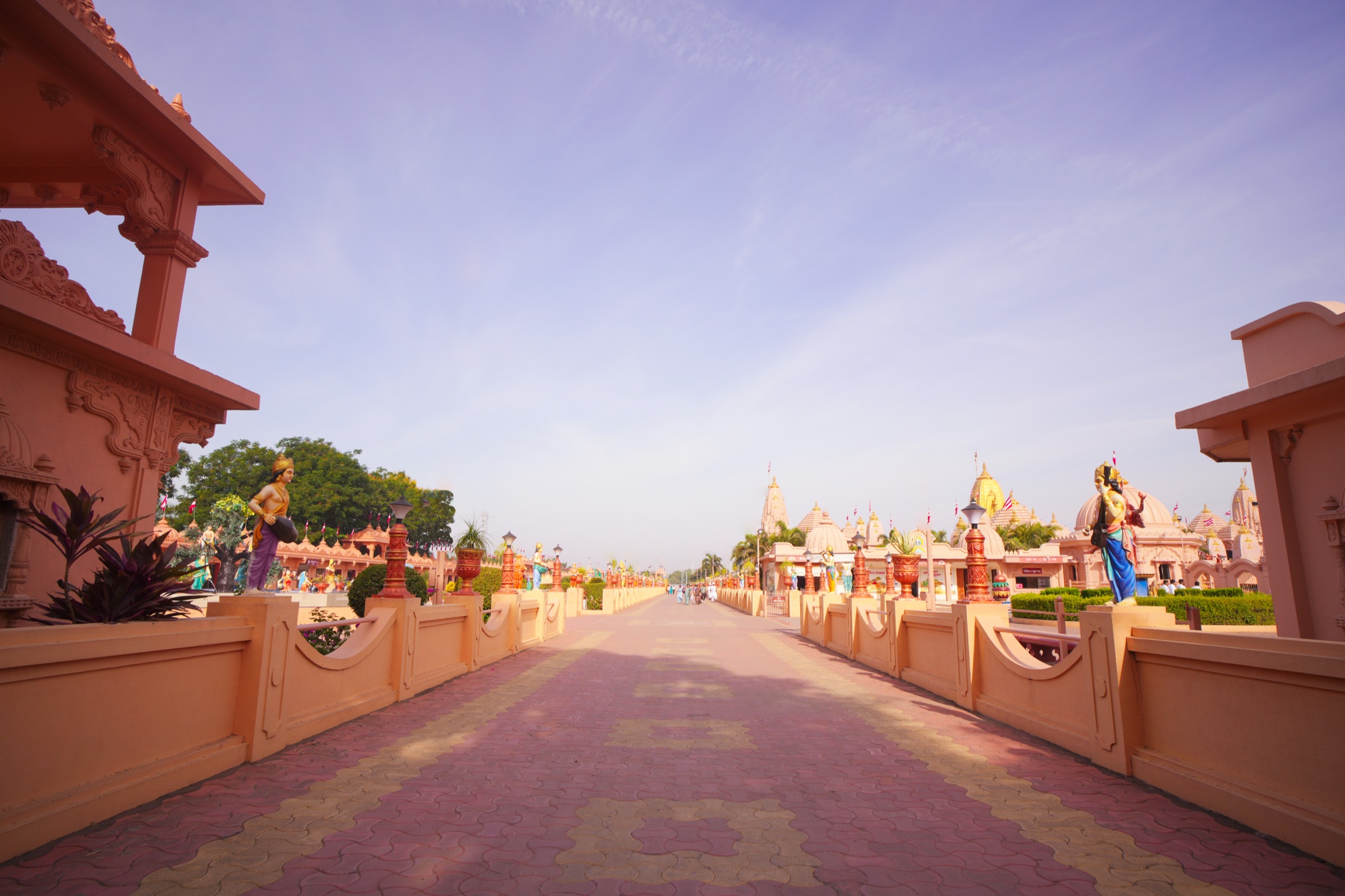 Highway leading to Nilkanthdham lined with statues of saints and liberated devotees
