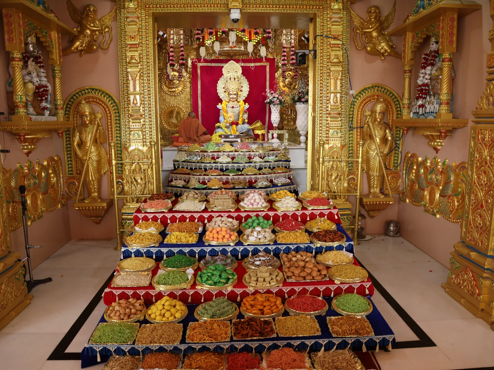 Annkut thal offering before Bhagwan