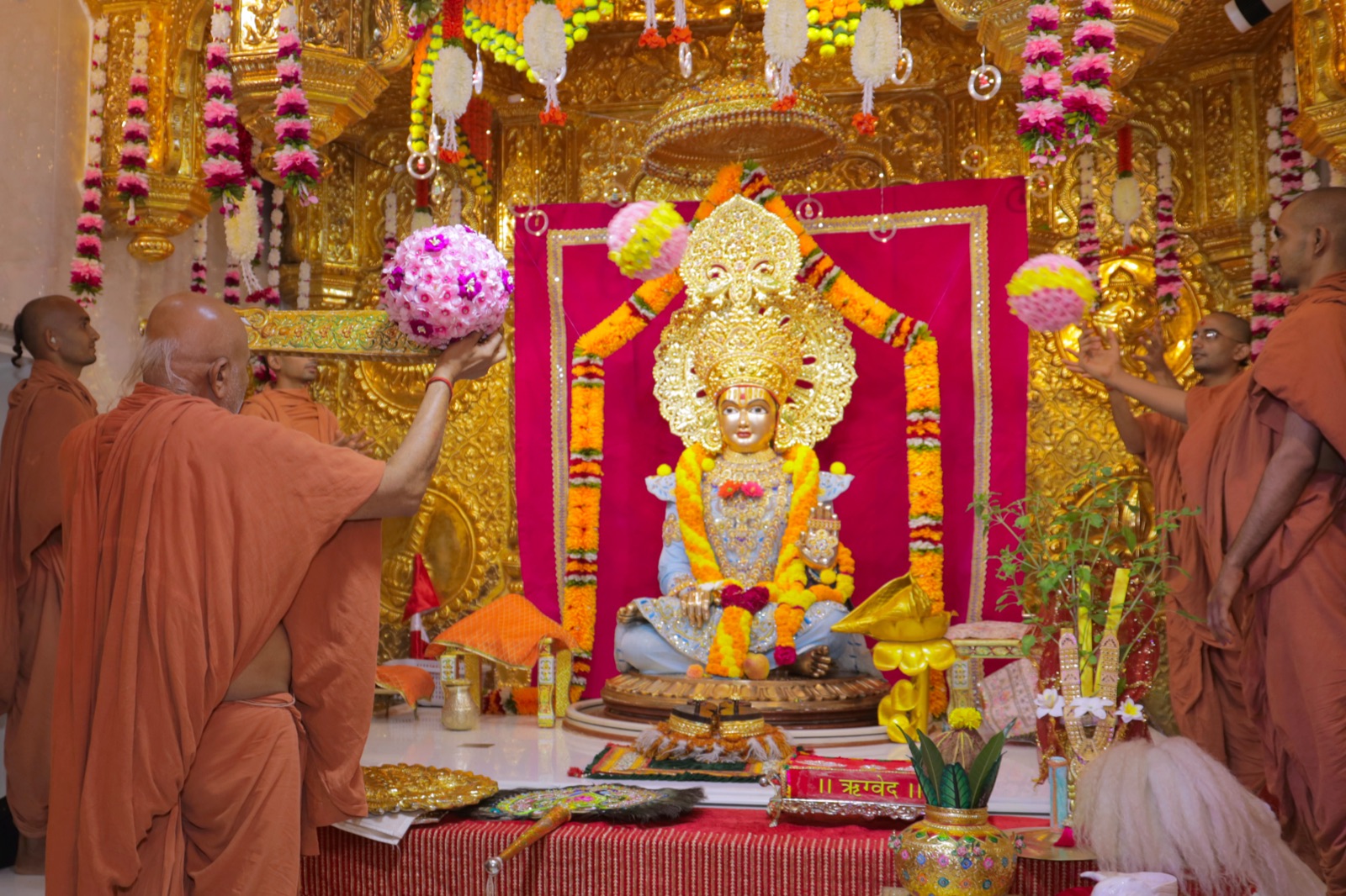 Sandhya Niranjan Aarti at Shri Nilkanthdham