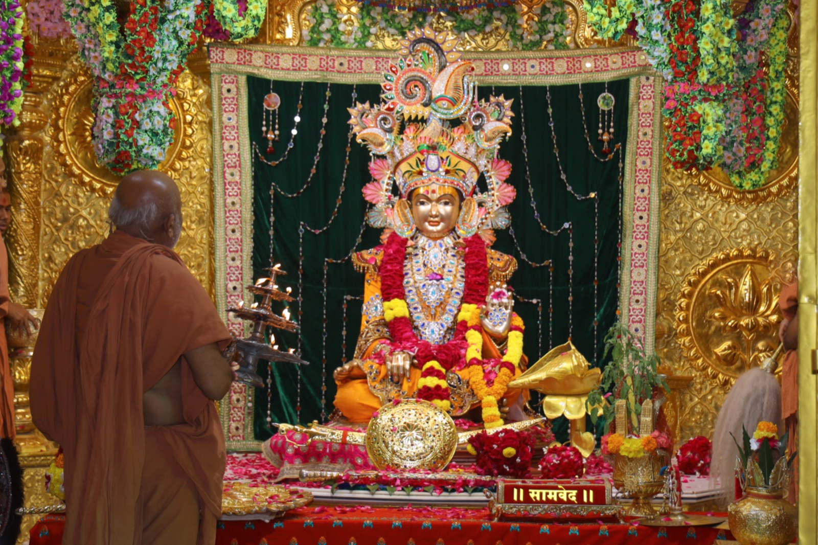 Shangar Aarti at Shri Nilkanthdham