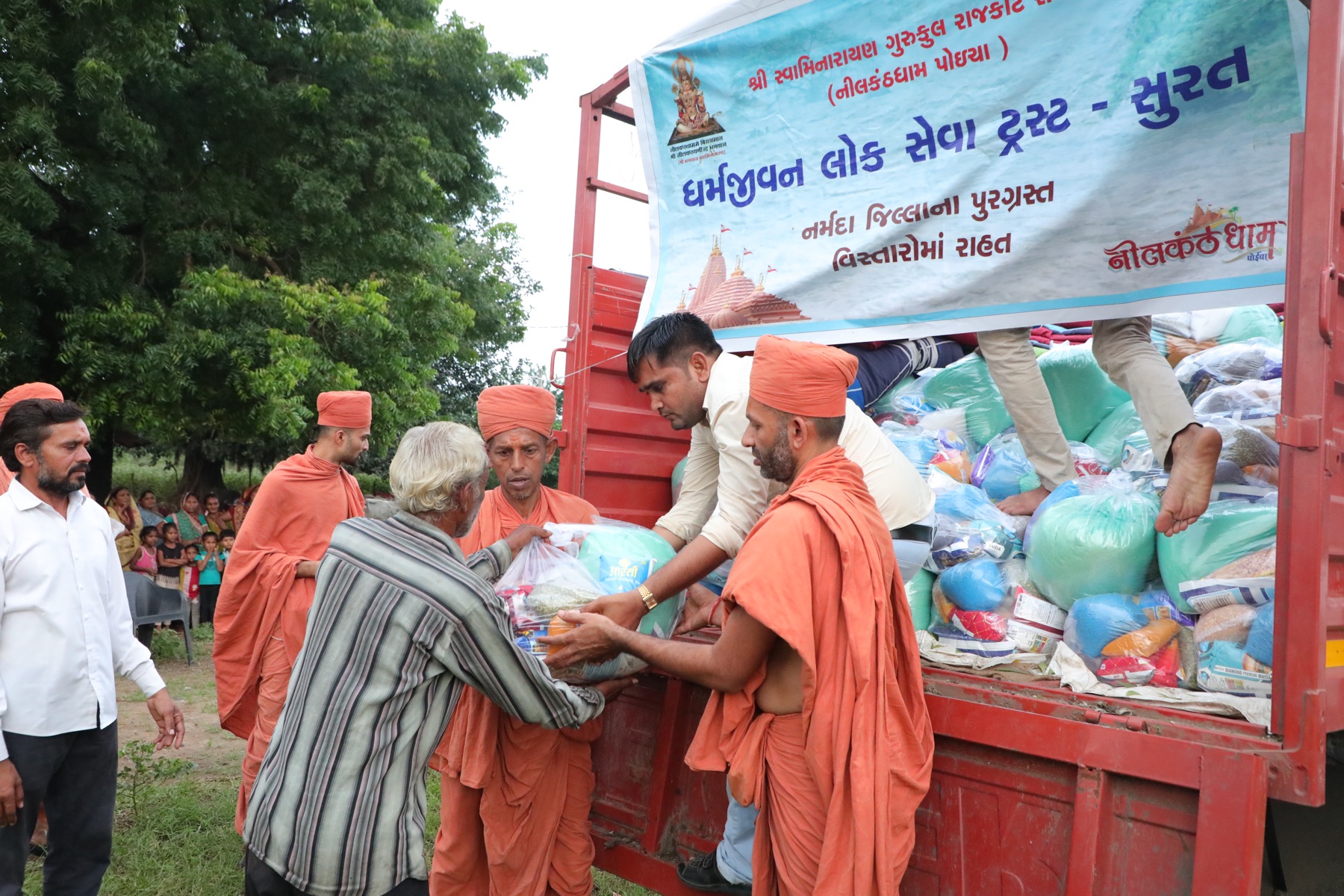 Sadavrat sevaks handing support supplies from the service truck