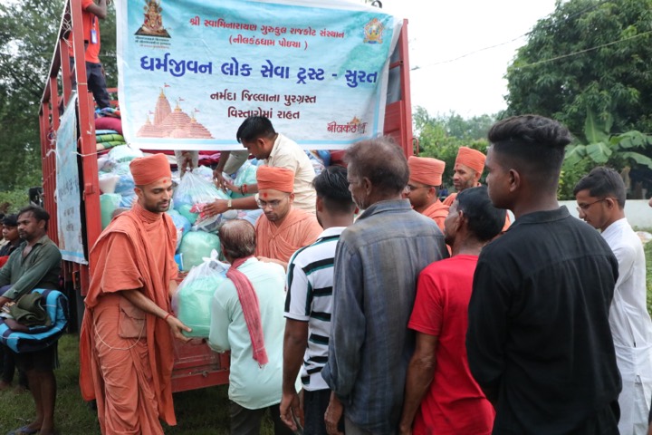 People receiving supplies from the Sadavrat food service team