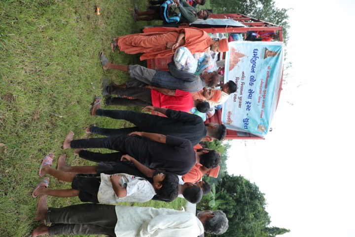 Queue of villagers near the Sadavrat service truck