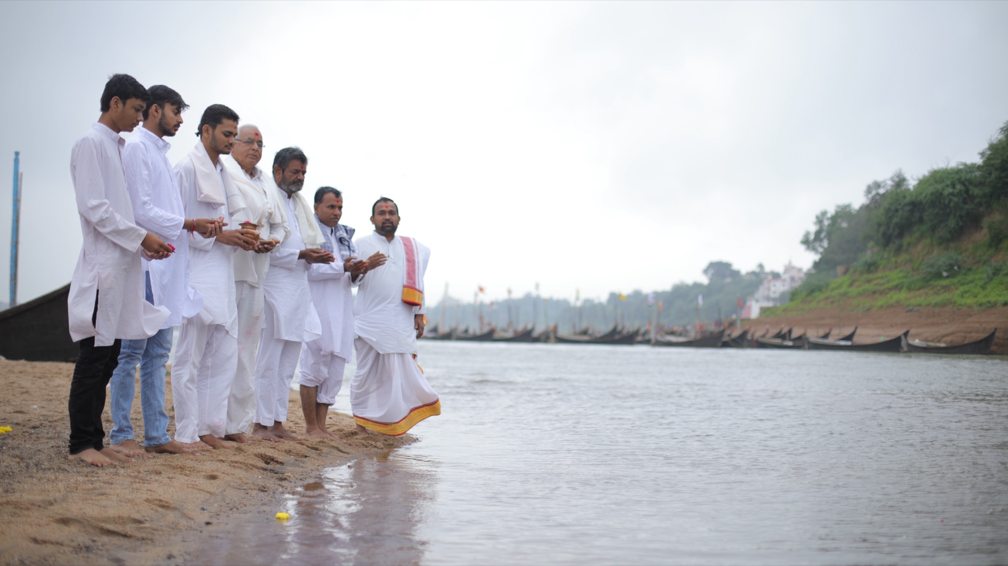 Asthi visarjan vidhi being performed near the Narmada