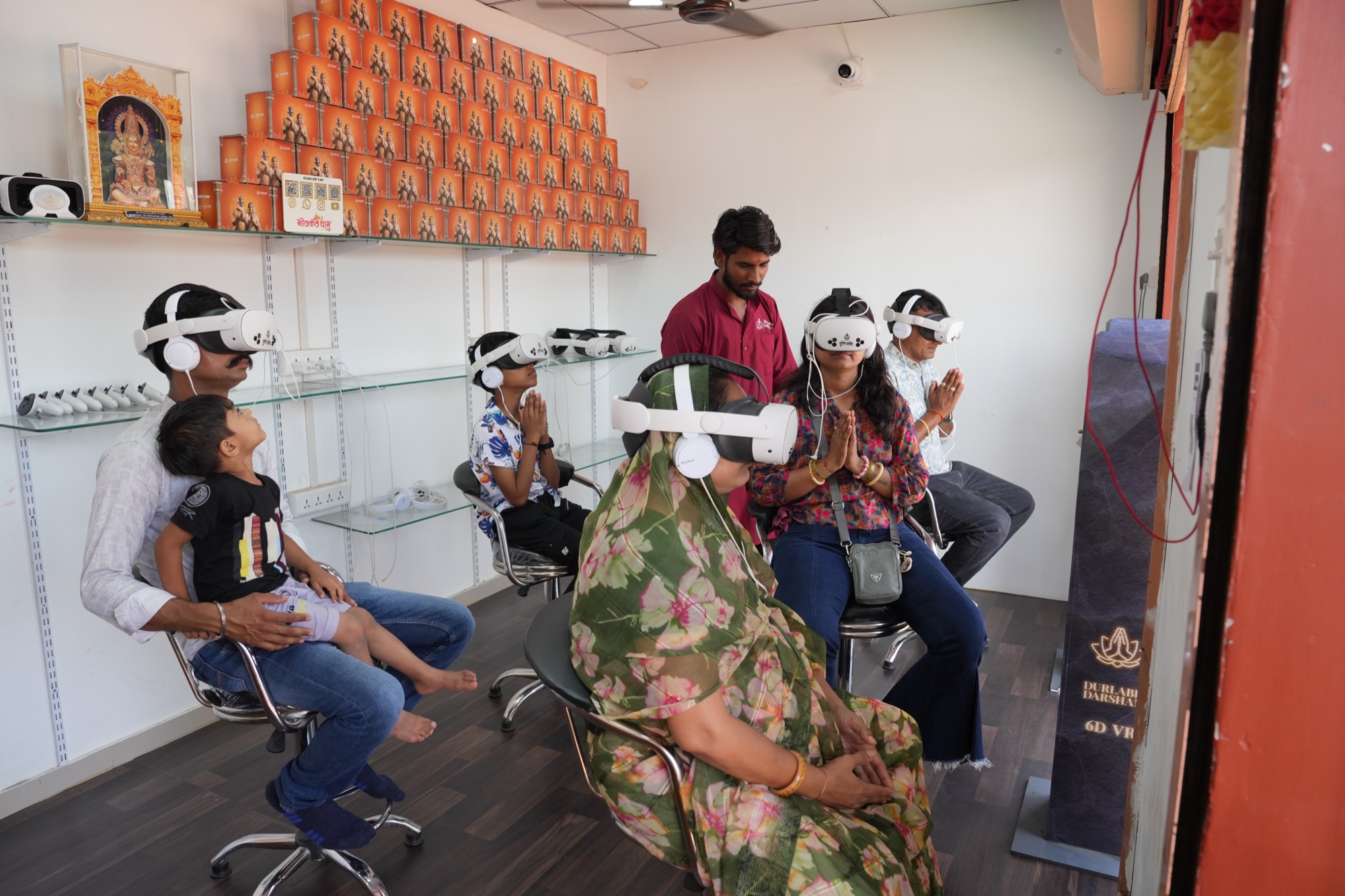 Devotees experiencing Durlabh Darshan through VR headsets